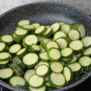Courgettes à l'huile d'olive, au persil et à l'ail est une ...