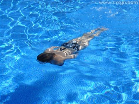 镜像？水下自由泳腿和仰泳腿｜梦觉教游泳_哔哩哔哩_bilibili