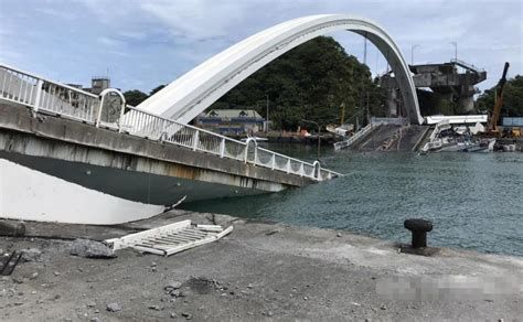 台湾宜兰县南方澳跨港大桥断裂坍塌，初步了解：是桥墩坍塌引发