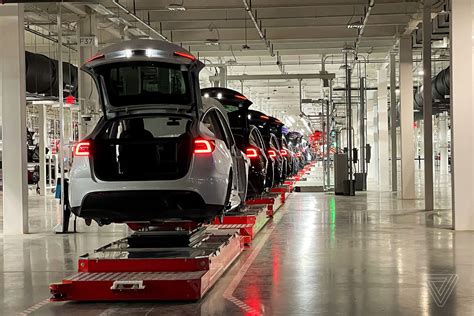Tesla Manufacturing Line 的图像结果