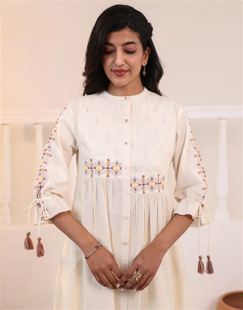 NARGIS OFF WHITE EMBROIDERED KURTA SET – Studio Misri