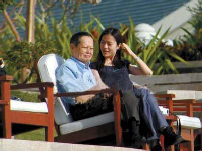 年纪一百的杨振宁和妻子翁帆，现在出去都是她在照顾着 - 每日头条