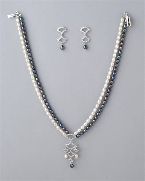 An Elegant Flow Pearl Necklace Set