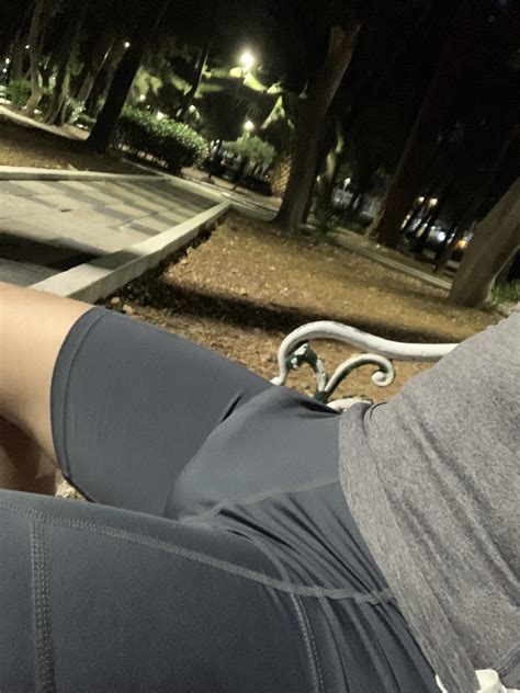 Bulging in a park : r/PublicBulges