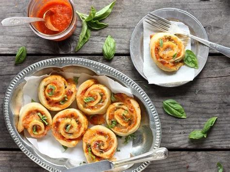 Sunday Special: स्वाद के साथ सेहत से भरपूर यम्मी टोमैटो मोजरेला रोल्स ...