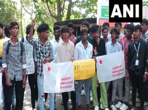 SFI stages protest in Chennai over Anna University assault case