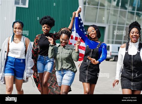 Black People Walking Together 的图像结果