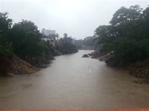 Vishwamitri river level rises to 15.75 feet in vadodara | સતત ત્રીજા ...