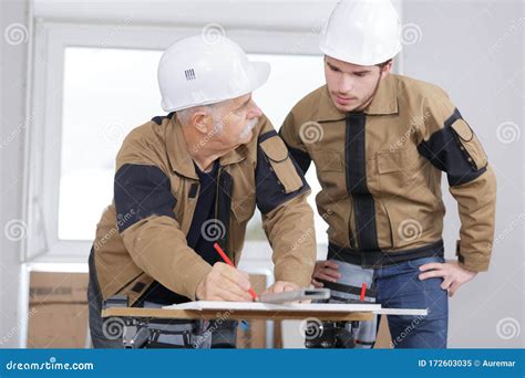 两个在工作台上工作的男工 库存图片. 图片 包括有 工匠, 协作, 修理, 高级, 男性, 批准, 统治者 - 172603035