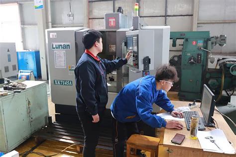 CNC Machine Operating 的图像结果