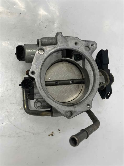 How to Remove Throttle Body It 2004 Deville 的图像结果