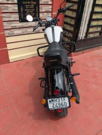 Yezdi Roadster Dual Tone price, specs, mileage, colours, photos and ...