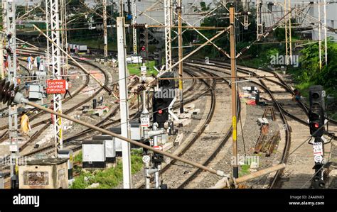 Howrah Station Local Train 的图像结果