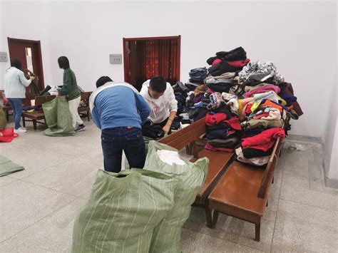 我校开展为精准扶贫驻点村捐赠衣物活动-武汉铁路职业技术学院职工之家