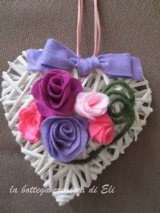 fiori in panno cuore bianco in midollino con fiori in panno lenci per fiori in panno cuore bianco in midollino con fiori in panno lenci per