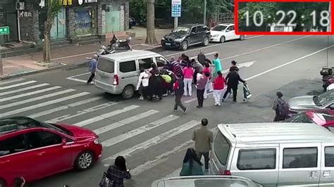 20秒！柳州一老人被卷入车底 众路人齐力抬车救人-大象网