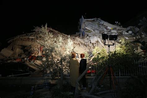 现场画面曝光！希腊群岛6.9级地震引发海啸警告，海水涌入城市，土耳其8层居民楼轰然坍塌 | 每经网