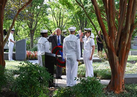 Rear Adm. Kelly Aeschbach and retired Capt. Tom Bortmes lay a memorial ...