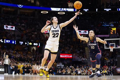 Iowa vs. UConn final score, results: Caitlin Clark, Hawkeyes advance to ...