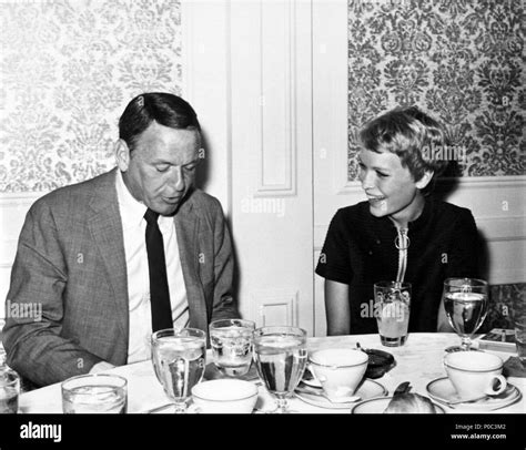 Stars: MIA FARROW; FRANK SINATRA Stock Photo - Alamy