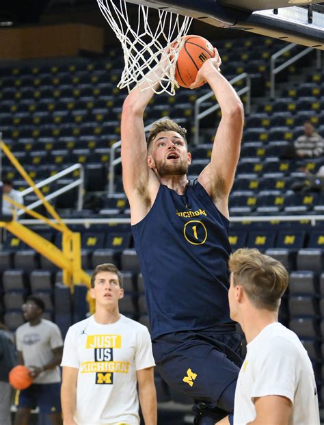 Hunter Dickinson taking on larger leadership role with Michigan Wolverines