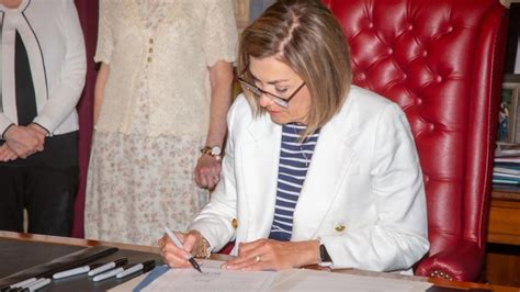 Gov. Reynolds signs 17 bills into Iowa Law Tuesday, see which ones made it | weareiowa.com