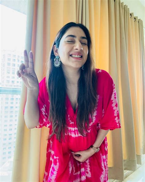 Mom-to-be Disha Parmar flaunts baby bump in Rs 2k kurta set. Simply ...