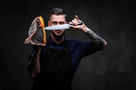 Cozinheiro chef segura faca e grande pedaço de carne curada exclusiva ...