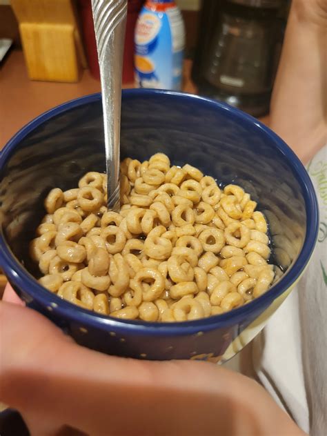 My gf eats her cereal with water instead of milk. : r/HydroHomies