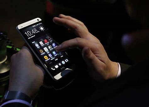 Smartphone makers focusing on cameras (HT Tech)