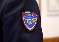 ufficio polizia postale venezia foto con minorenni polizia a casa e in ufficio ufficio polizia postale venezia foto con minorenni polizia a casa e in ufficio