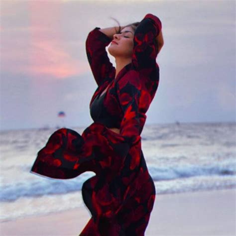 Avneet Kaur looks smoking hot in these pictures