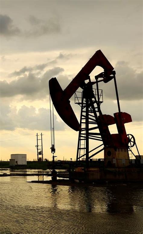 How does Hydrocarbon extraction occurs UPSC