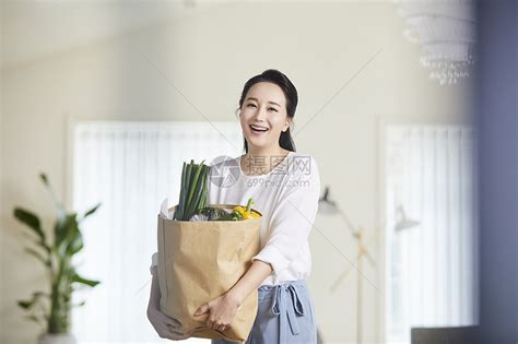抱着蔬果微笑的家庭主妇形象高清图片下载-正版图片502189931-摄图网