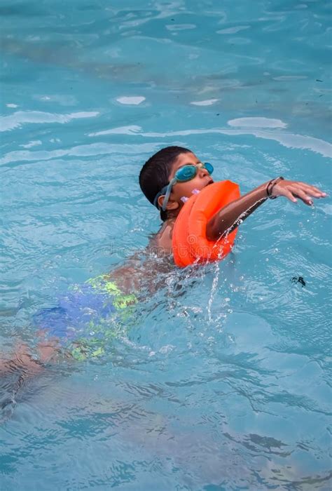 Swimming Kid 的图像结果