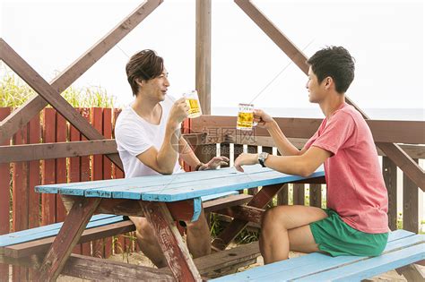 海边度假餐厅里男人喝啤酒高清图片下载-正版图片502034992-摄图网