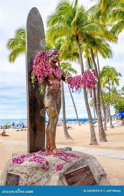 Duke Kahanamoku Statue At Waikiki Beach In Honolulu, Oahu, Hawaii ...