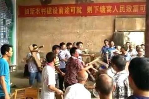 浙江景宁村民挖到“笋王”：一根竹鞭上长17颗竹笋 - YouTube