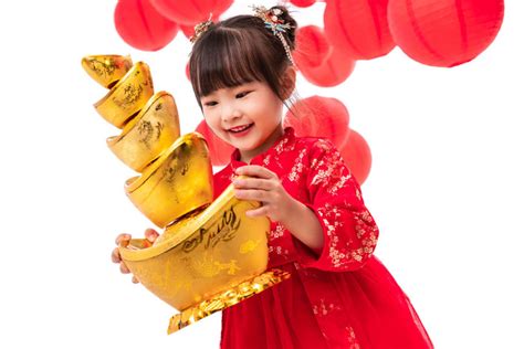 可爱的小女孩抱着一摞金元宝-包图企业站