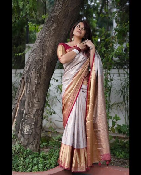 టాలీవుడ్ నటి అనసూయ ట్రెడిషనల్‌ ఫోటోలపై నెటిజన్ల దేవత అంటూ కామెంట్స్ ...