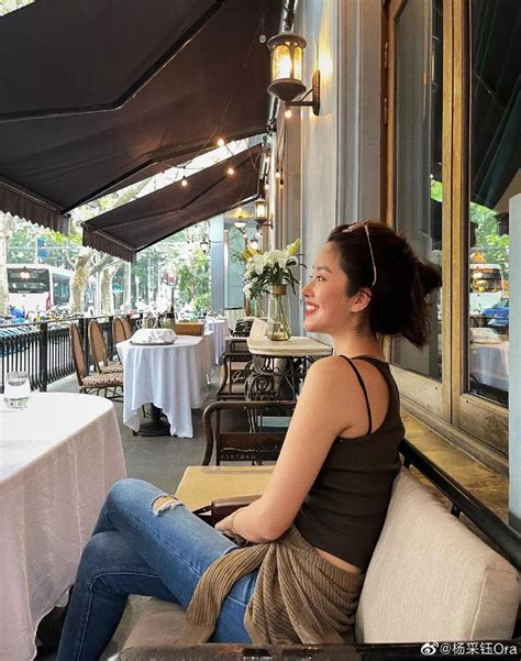 Actress Yang Caiyu takes photos, looks back and smiles, full of mature ...