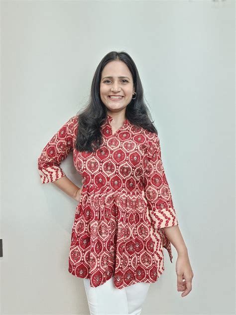 Red motif printed Nayra cut short kurta – Masang