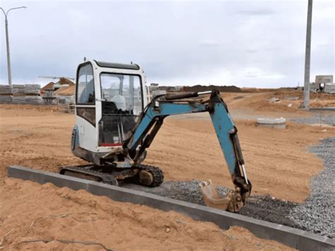 Operating a Mini Excavator 的图像结果