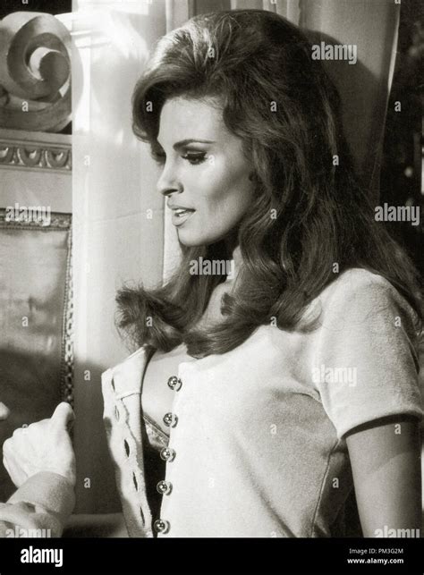 1967 raquel welch immagini e fotografie stock ad alta risoluzione - Alamy