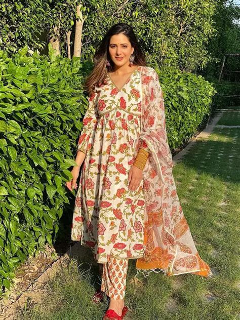 Glamorous pictures of Badshah’s rumoured girlfriend Isha Rikhi go viral ...