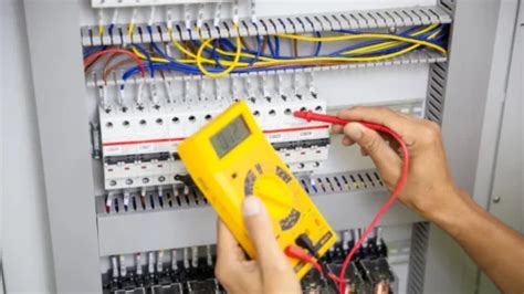 इलेक्ट्रिकल में PLC क्या है? प्रकार और उपयोग के साथ पूरी गाइड - E-Abel