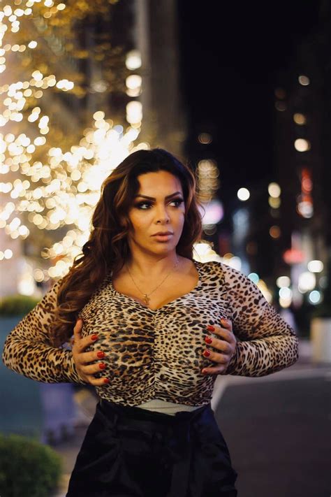 Foto: Sheyla Hershey chegou a ter 5,5 litros de silicone em cada seio ...