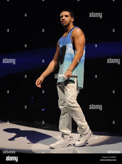 Drake performing live in concert in Orlando Featuring: Drake Where ...