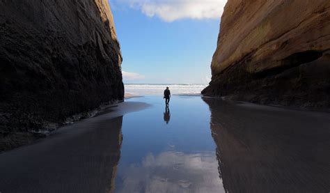 Download wallpaper 1024x600 silhouette, alone, rocks, sea, landscape ...