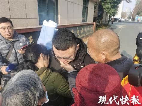 父亲蹲在火车站台边抱头痛哭 背后故事让人不忍_新闻频道_中国青年网